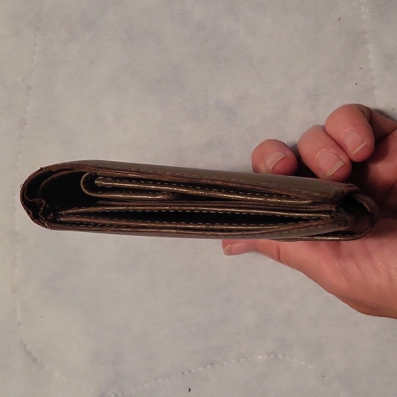 Louis Vuitton Epi Wallet - Picture 3 of 12